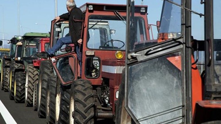 Λάρισα: Συλλαλητήριο με τρακτέρ στον κόμβο Πλατυκάμπου για την τιμή στο βαμβάκι