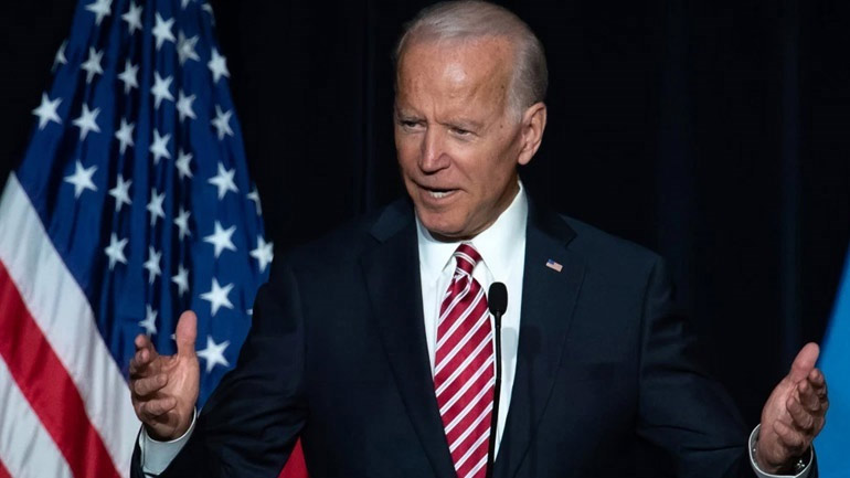 Μπάιντεν: Ο Τραμπ να δώσει στη δημοσιότητα το αποµαγνητοφωνηµένο κείµενο της τηλεφωνικής συνομιλίας με τον Ζελένσκι