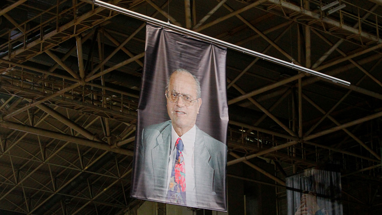 Παναθηναϊκός: Πήρε θέση στον ουρανό του ΟΑΚΑ το λάβαρο του Θανάση Γιαννακόπουλου