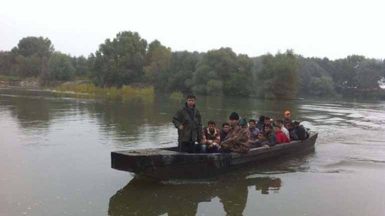 Έβρος: Τρεις διακινητές συνελήφθησαν για παράνομη μεταφορά μεταναστών Έβρος: Τρεις διακινητές συνελήφθησαν για παράνομη μεταφορά μεταναστών