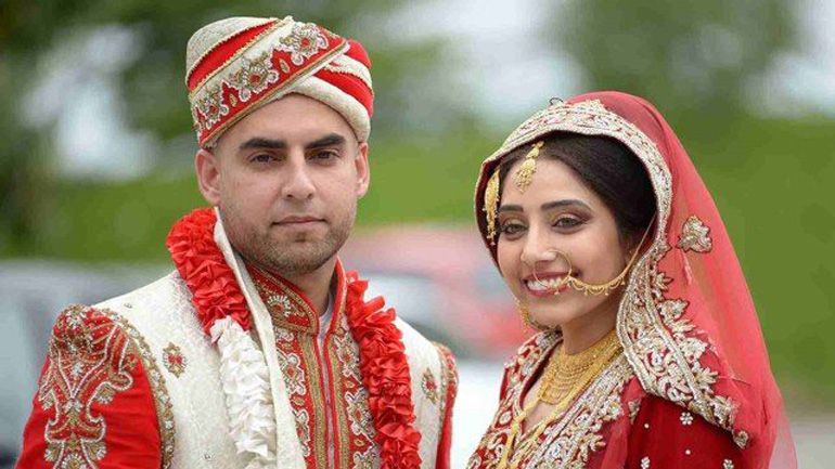 Μια νεαρή γυναίκα αντέστρεψε τους ρόλους της νύφης και του γαμπρού στον γάμο της