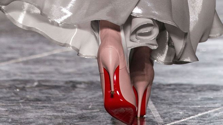 Η ιστορία πίσω από τις κόκκινες σόλες στα παπούτσια του Christian Louboutin