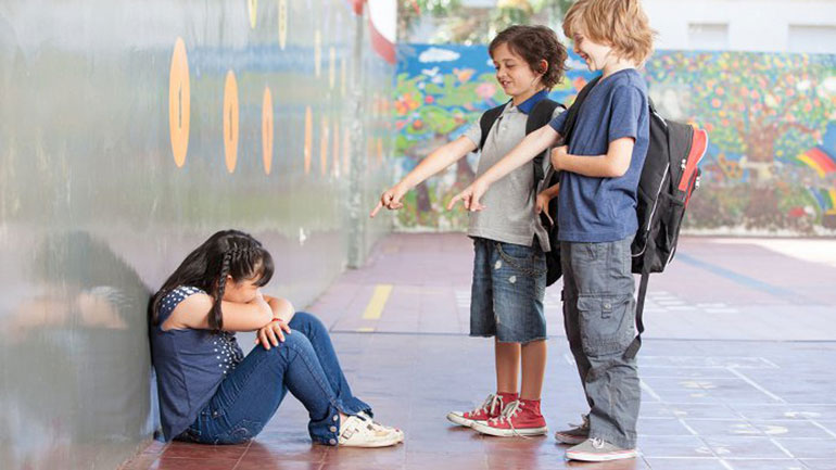 Τι να κάνετε όταν το παιδί σας παραπονιέται ότι οι συμμαθητές του δεν το κάνουν παρέα