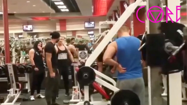 Bodybuilderάδες παίζουν ξύλο για τον πάγκο