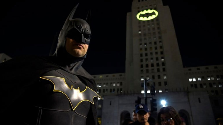 Το σήμα του Batman εμφανίστηκε σε 13 πόλεις για τα 80ά γενέθλιά του