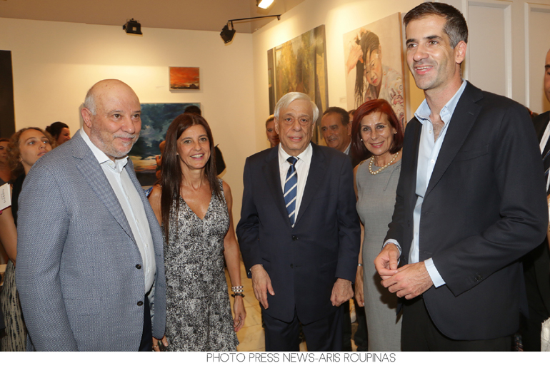 Στη φωτό από αριστερά: Κώστας Ευριπίδης της Evripides Art Gallery, Ντένη Θεοχαράκη, εικαστικός και Αντιπρόεδρος και Αναπληρώτρια Διευθύνουσα Σύμβουλος της Teoren Motors A.E., ο Πρόεδρος της Δημοκρατίας Προκόπης Παυλόπουλος και ο Δήμαρχος Αθηναίων Κώστας Μπακογιάννης
