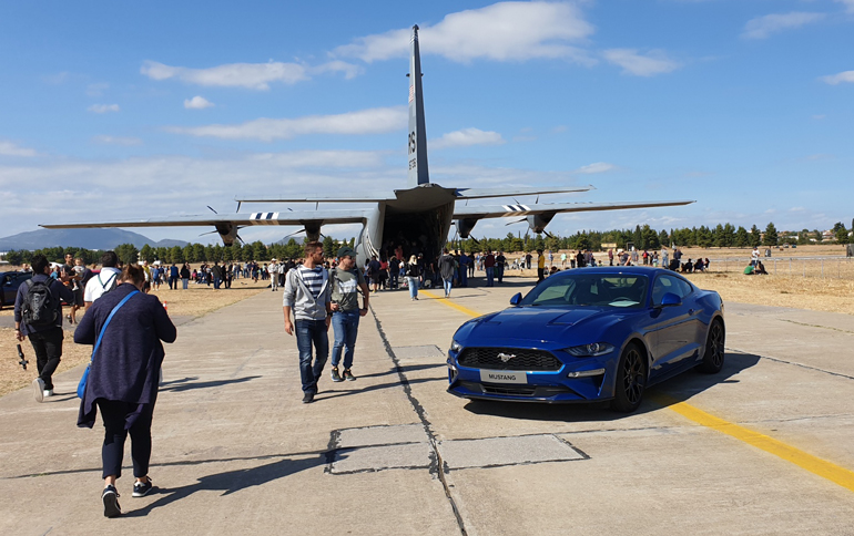 Αεροπλανικές... καταστάσεις στην Τανάγρα με την επιβλητική Ford Mustang