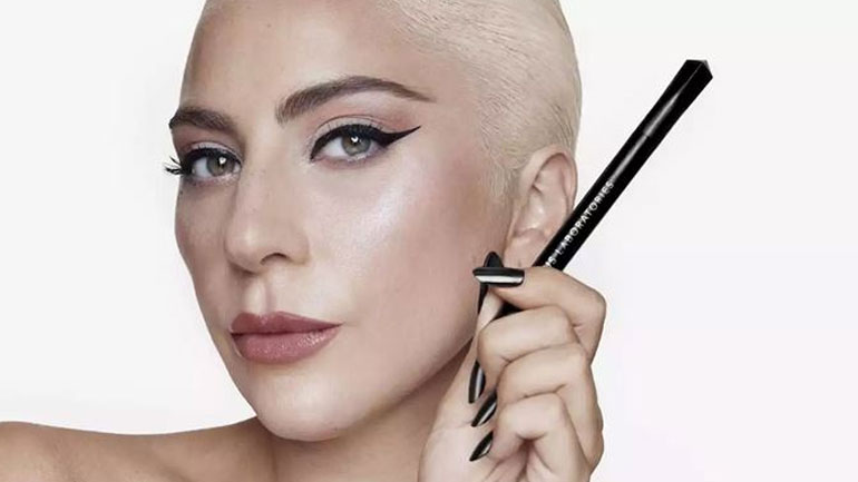 H Lady Gaga λανσάρει το πρώτο της eyeliner μετά την ίδρυση του beauty brand της