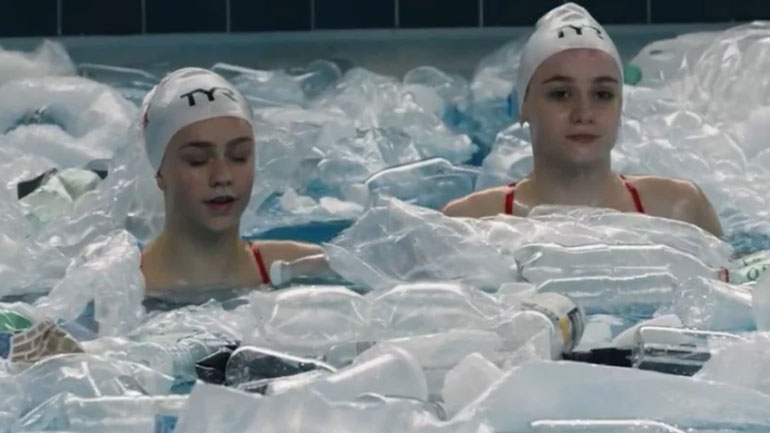 «Swiming in it», ένα βίντεο καλλιτεχνικής κολύμβησης μέσα σε πλαστικά