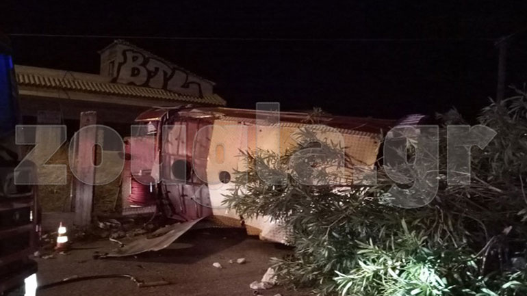 Ανατροπή εθελοντικού πυροσβεστικού οχήματος στη Νέα Μάκρη