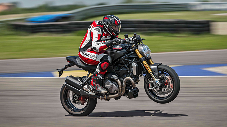 Ducati Monster 1200 S: Black on Black