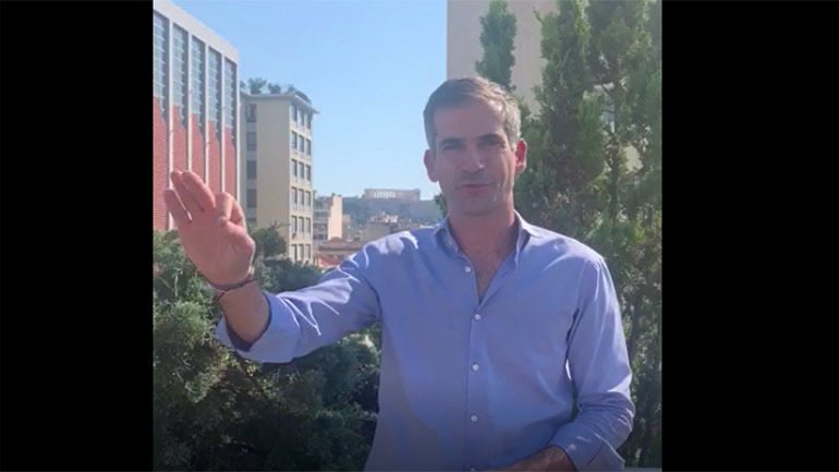 Ο Κώστας Μπακογιάννης στη νοηματική, για τη Διεθνή Ημέρα Νοηματικών Γλωσσών