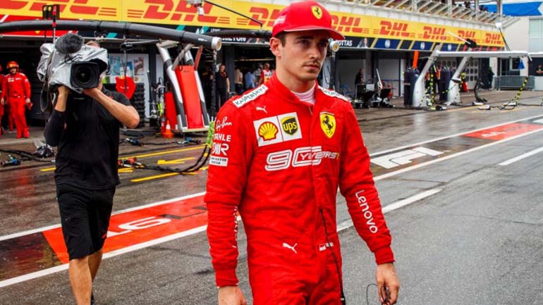 O Leclerc ετοιμάζεται για αεροσυνοδός!