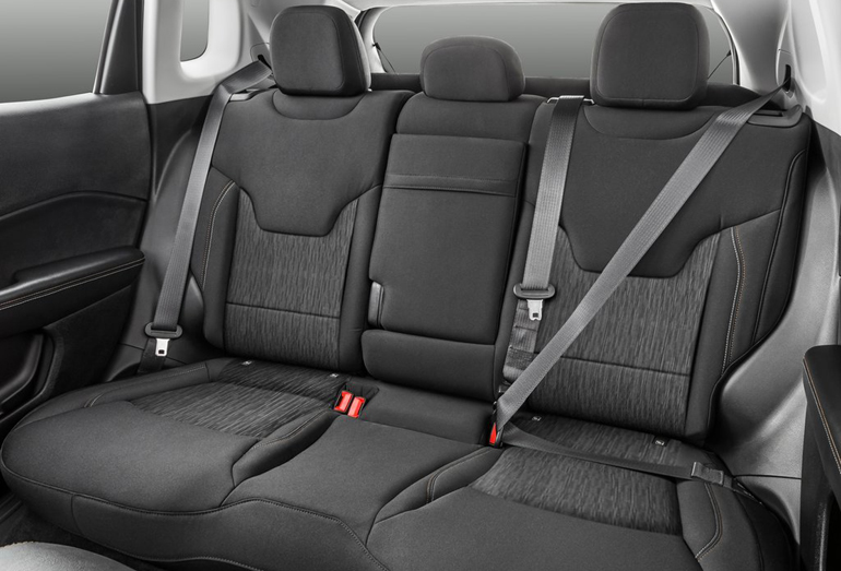 Στην πίσω σειρά καθισμάτων μπορούν να καθίσουν τρεις επιβάτες...