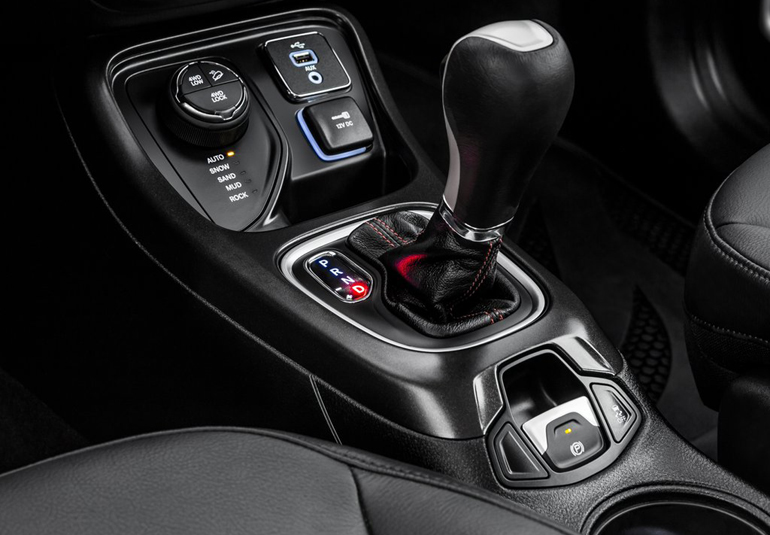 Το Compass είναι διαθέσιμο τόσο με μηχανικό όσο και με αυτόματο κιβώτιο...