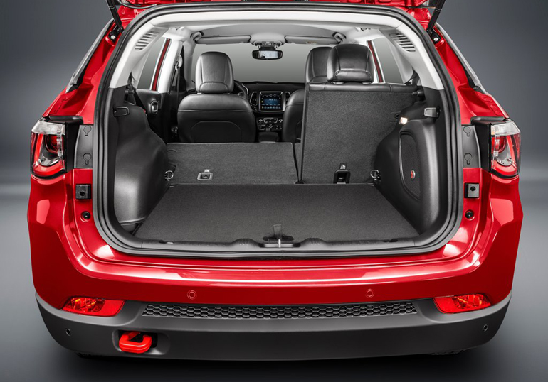 Ο χώρος αποσκευών αγγίζει τα 438 λίτρα, αλλά διαμορφώνεται και αυξάνεται σημαντικά...