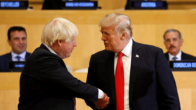 Τραμπ για ενδεχόμενη παραίτηση Τζόνσον: «Δεν θα πάει πουθενά»