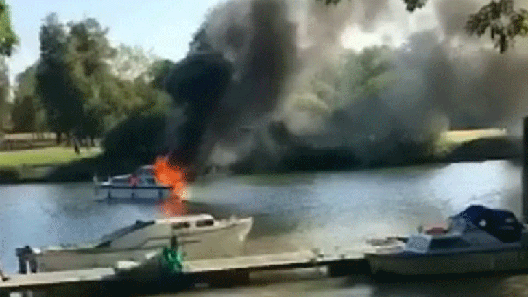 Φωτιά σε σκάφος στον Τάμεση – Πήδηξαν στο νερό για να σωθούν οι επιβάτες