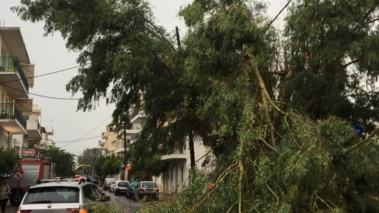 Καλαμάτα: Ανεμοστρόβιλος προκάλεσε σοβαρές ζημιές