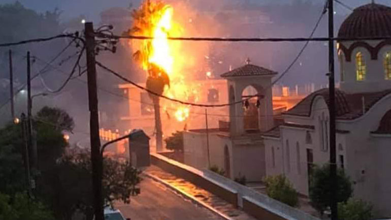 Κεφαλονιά: Φοίνικας τυλίχτηκε στις φλόγες ύστερα από χτύπημα κεραυνού