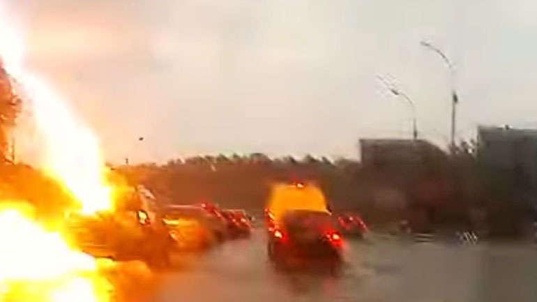 Διπλό χτύπημα κεραυνού σε αυτοκίνητο στη Ρωσία