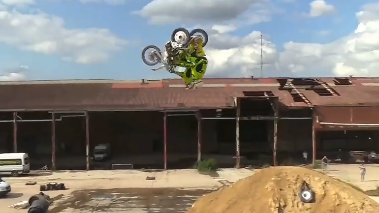 Backflip με sidecar; Έγινε και αυτό!