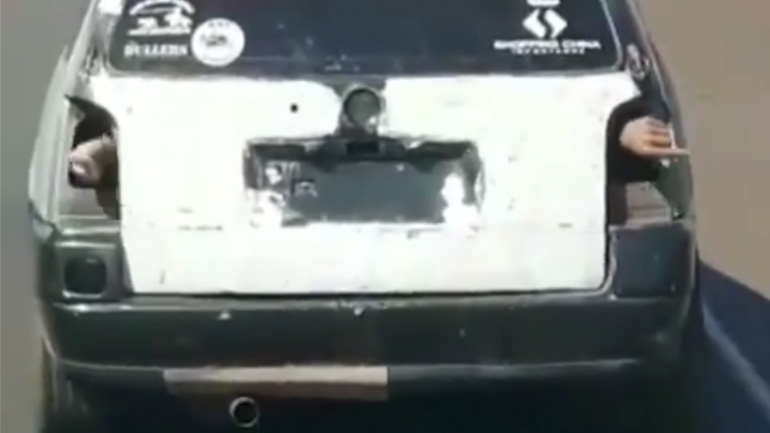 Αυτοκίνητο χρησιμοποιεί χειροκίνητα φλας