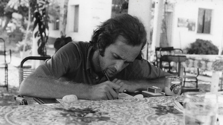 «Αλέξης Ακριθάκης τσίκι-τσίκι» – Στον «λαβύρινθο» ενός εκρηκτικού καλλιτέχνη