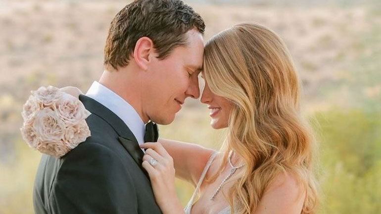 Ο DJ Tiësto παντρεύτηκε τη σύντροφό του Annika Backes στην έρημο της Γιούτα