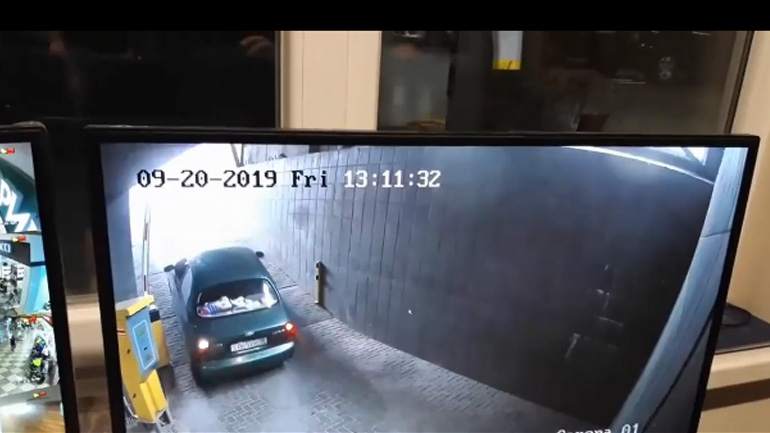 Τα έβαλε με την μπαριέρα! Τα έβαλε με την μπαριέρα!