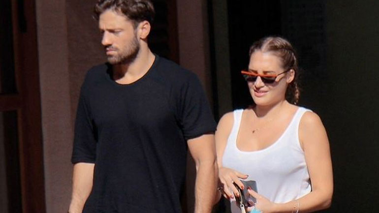 Κωνσταντίνος Αργυρός: Βόλτα στο Κολωνάκι μαζί με νεαρή συνοδό