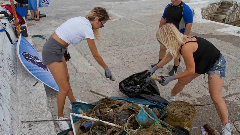 Δύτες ανέσυραν 126 κιλά ρύπανσης από το βυθό του Λουτρακίου