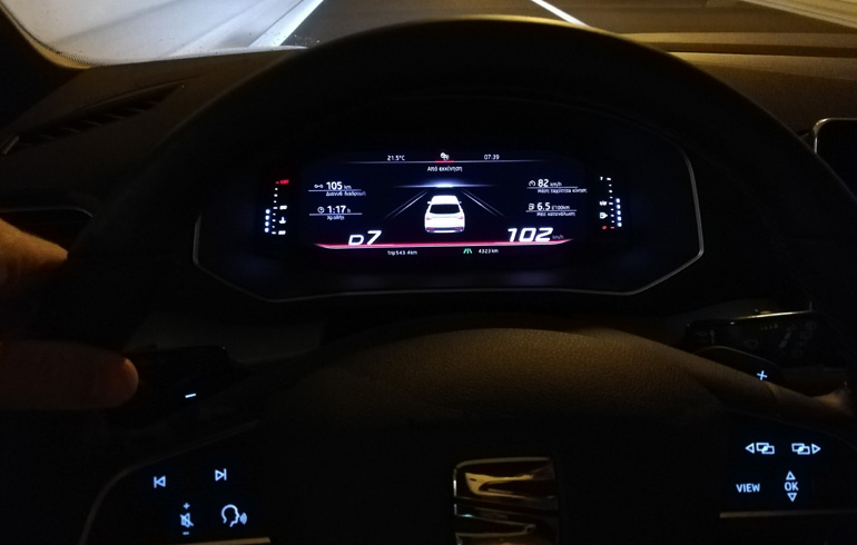 Ο ψηφιακός πίνακας οργάνων προβάλλει πληροφορίες σε διάφορες μορφές 