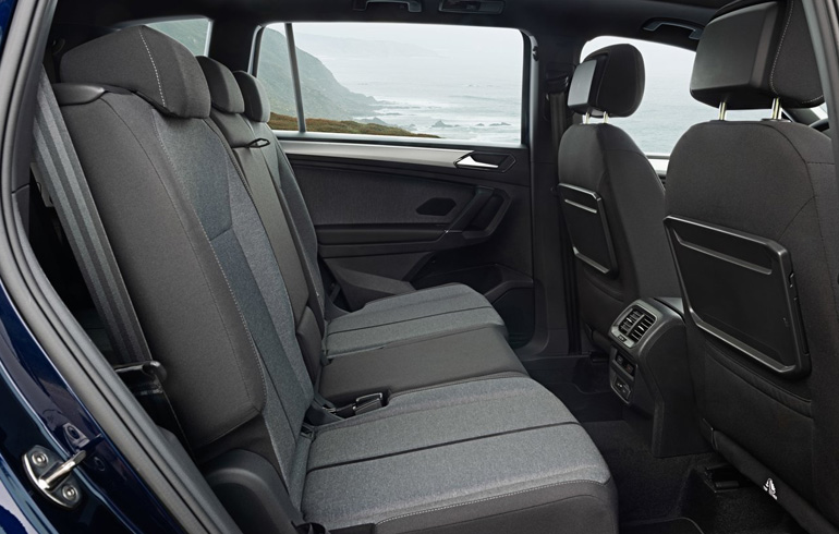 Πίσω χωράνε άνετα δύο υψηλόσωμοι άνδρες 