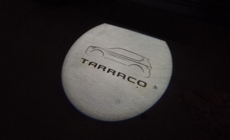 Μόλις ξεκλειδώνεις φωτίζεται στο έδαφος η σιλουέτα του μοντέλου και το όνομά του