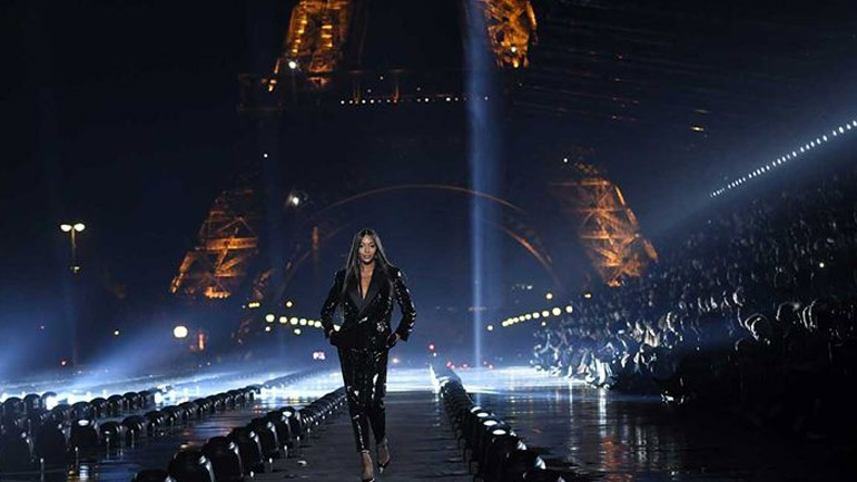 Η 49χρονη Νaomi Campbell έκλεισε το fashion show του Saint Laurent!