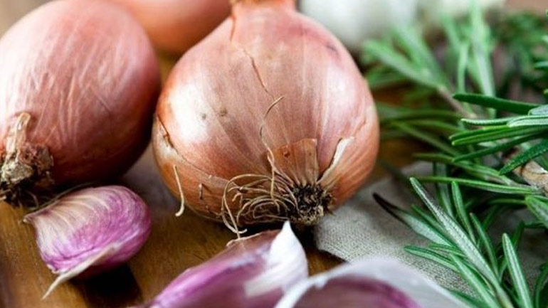 Η κατανάλωση κρεμμυδιού και σκόρδου μειώνει τον κίνδυνο καρκίνου του μαστού