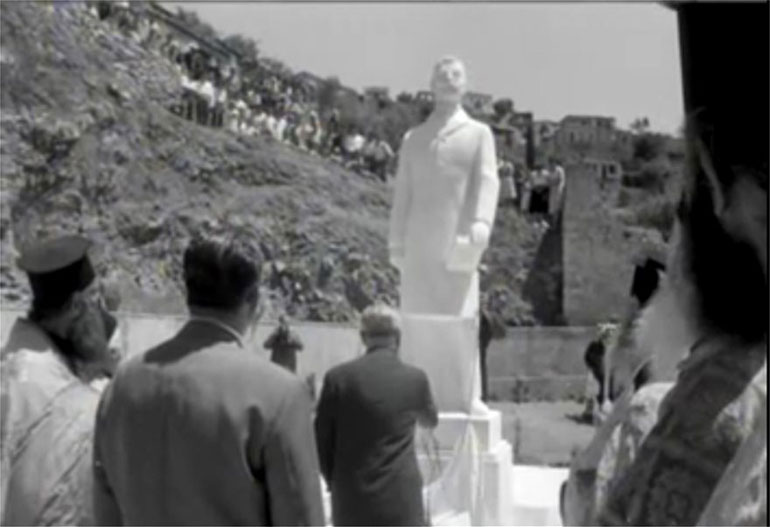 Ο τότε υπουργός Δικαιοσύνης Κωνσταντίνος Καλλίας κάνει τα αποκαλυπτήρια του ανδριάντα 