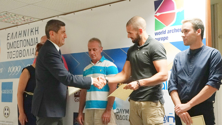 Ο Λευτέρης Αυγενάκης παρέδωσε τα διπλώματα στους νέους προπονητές της Τοξοβολίας