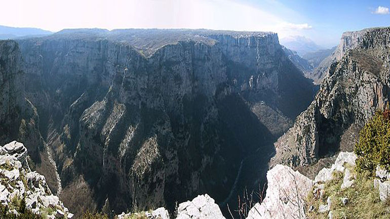 Ιωάννινα: Σε εξέλιξη επιχείρηση διάσωσης πεζοπόρου στο φαράγγι του Βίκου
