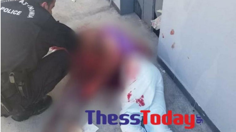 Εικόνες σοκ από τον Κηφισό: Άνδρας επιχείρησε να αυτοκτονήσει κόβοντας τον λαιμό του με γυαλί