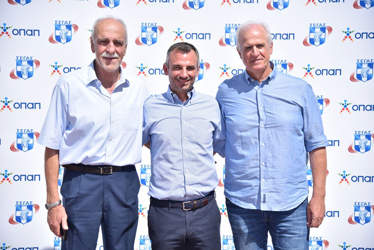 Βασίλης Σεβαστής (Γενικός Γραμματέας ΣΕΓΑΣ), Πάνος Γαβριήλ (Διευθυντής Εταιρικής Επικοινωνίας ΟΠΑΠ), Γιάννης Κουτσιώρας (Εθνικός Προπονητής ΣΕΓΑΣ)