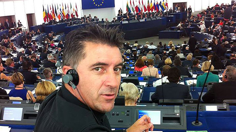 Από τα πόδια του… Ζαγοράκη