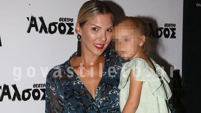 Θέλξη: Σπάνια δημόσια εμφάνιση με τις κορούλες της