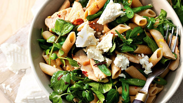 Χορταστική σαλάτα με πένες και κοτόπουλο