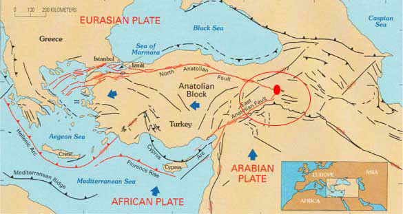 Στον χάρτη αποτυπώνεται η διακλάδωση δύο τεράστιων ενεργών τεκτονικών ρηγμάτων της Ανατολίας. Το ένα είναι το ρήγμα της Βόρειας Ανατολίας, το οποίο εισέρχεται έως το Αιγαίο, και το άλλο είναι το ρήγμα της Ανατολικής Ανατολίας, το οποίο καταλήγει στο Κυπριακό τόξο.