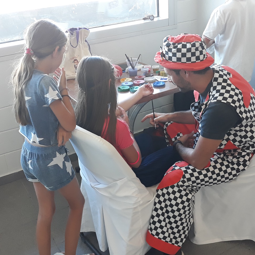 Τα παιδιά διασκεδάζουν με τη ψυχή τους στο Markopoulo Park