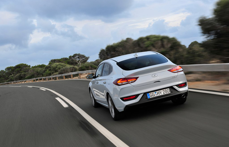 Η σχεδίαση στο πίσω μέρος είναι το σήμα κατατεθέν του i30 Fastback