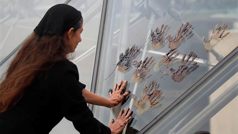 Γαλλία: Ακτιβιστές πασάλειψαν με μελάσα την Πυραμίδα του Λούβρου