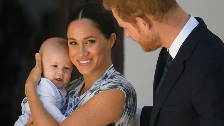 Το φορμάκι του μικρού Archie στην εμφάνισή του στην Αφρική κοστίζει λιγότερο από 15 ευρώ!